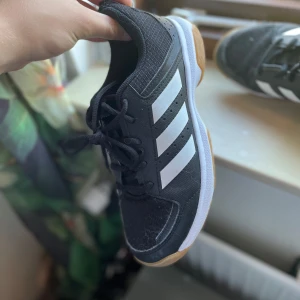 Adidas inomhusskor - Säljer brorsans adidas inomhusskor, bra skick, knappt använda och fungerar bra till alla inne sporter. 