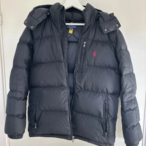 Ralph Lauren vinterjacka - Nyskick Ralph Lauren vinterjacka. XL i barnstorlek (motsvarar xs) passar 165-175cm. Luvan går att ta bort.  Hör av er vid frågor
