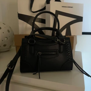 svart handväska - säljer nu denna jättefina väska från gina. väskan är använd ett fåtal gånger så den är i nyskick!