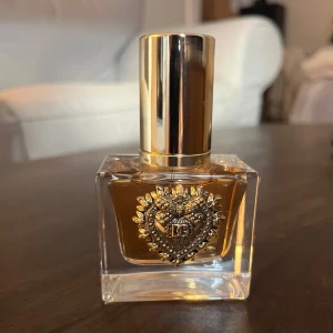 D&G Devotion - Endast testad så helt full. Boxen parfymen kom i är kastad, men kommer packa den ordentligt. köparen står för frakten.🧡