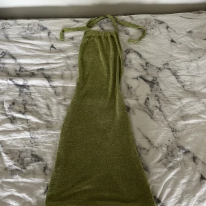 Klänning - Jättefin klänning från SHEIN. Det är ingen fläck, bara ljuset<3