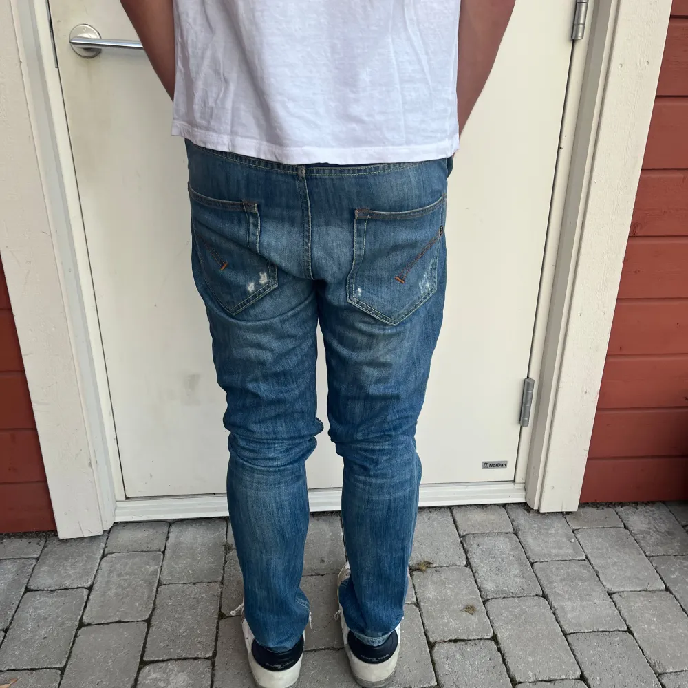 Hej! Vi säljer nu dessa stillrena Dondup Jeansen | Storlek 34 | Jeansen sitter slim fit |  Skick 9/10 | inga difekter slitningarna är design på jeansen! | jeansen säljs nu för endast 799kr! Modellen är 181cm | Skriv vid  minsta fundering👍⭐️. Jeans & Byxor.