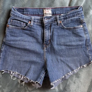 Levis shorts  - Levis shorts marinblå & tunna i materialet. Tror det har varit ett par jeans tidigare , köpte vintage. Bra skick!