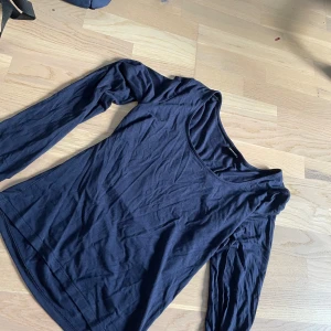 Mörkblå långärmad tröja  - Jätte fin blå färg och är från ginatrico. Är inte så skrynklig som på bild kan skicka på vid intresse. Är i storlek M , skit snygg och passar till allt 