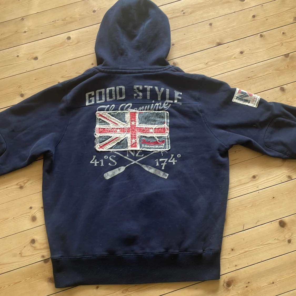 Mörkblå hoodie med tryck - 90