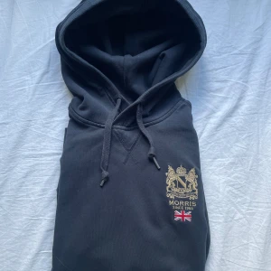 MORRIS HOODIE - Tjena, säljer nu denna riktigt eftertraktade Morris hoodie med ett riktigt fett broderi på bröstet. Storlek M och i färgen svart. Hör gärna av dig vid frågor, priset är inte hugget i sten!