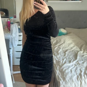 svart klänning  - Jag säljer denna snygga klänningen då jag inte använder den! Den är i sammet material vilket syns lite på bilderna! 💕