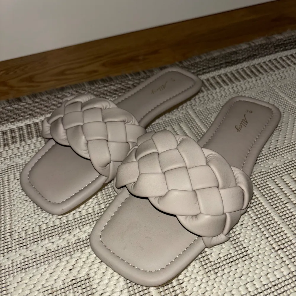 Sandaler från Skopunkten. Aldrig använda. Storlek 39, men passar mig med storlek 40. . Kengät.