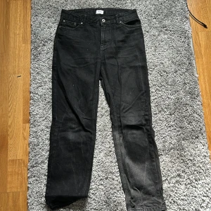 Grunt jeans - Säljer dessa svarta jeans från märket grunt, de är i fint skick o är i storlek 27x27 de är perfekta nu till de mörkare årstiderna