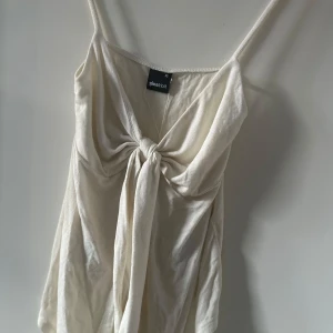 Knytt tröja. Gina - Jätte söt och elegant linne från Gina tricot. Säljer då jag inte gillar hur den satt på mig. Helt ny med lappen kvar!