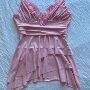💓Fint vintage linne💓 - Världens sötaste asymmetriska linne som jag älskar men var tyvärr för stor för mej och säljer därför vidare 🥰 (Bilderna är från förra ägaren). Hör av er vid frågor, jättefin kvalitet!!💓