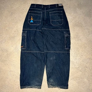 Cash only baggy jeans  - Cash only jeans  Hej på dig👋 Skicket är helt okej med synlig heel bite, om ni har frågor är det bara att fråga på!😝 måtten !! Midja 52cm Längd 114 cm Ben öppning 25 cm