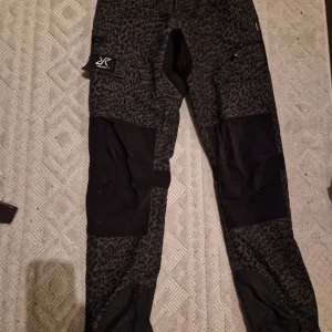 Friluftsbyxor - Byxor från revolutionrace i grå/svart leopardmönster 