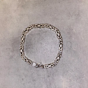Silver armband - Säljer ett äkta silver armband då jag inte använder det. Den har 925 stämpel. 22 cm lång. Den ända defekten är att spännet sitter inte på som det ska men det fungerar lika bra att ha på sig ändå. (Sista bilden) Det går att hämta eller fraktas.