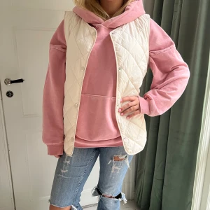 Cremefärgad väst - Säljer denna så coola väst som är i nyskick, står ingen storlek men skulle tippa på M, jag på bilden är 162 cm