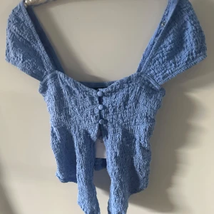 Söt topp - Jätte söt topp från Gina tricot! Köpte den utan att testa och Årkade ej lämna tillbaka den. Så bestämmde mig för att sälja. Helt ny med lappen kvar. Passar xxs-xs 
