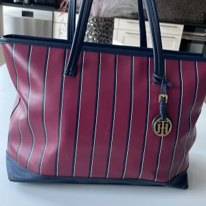 Väska - Säljer en Tommy hilfiger väska som är lite använd för 350kr.Priset kan även diskuteras💕