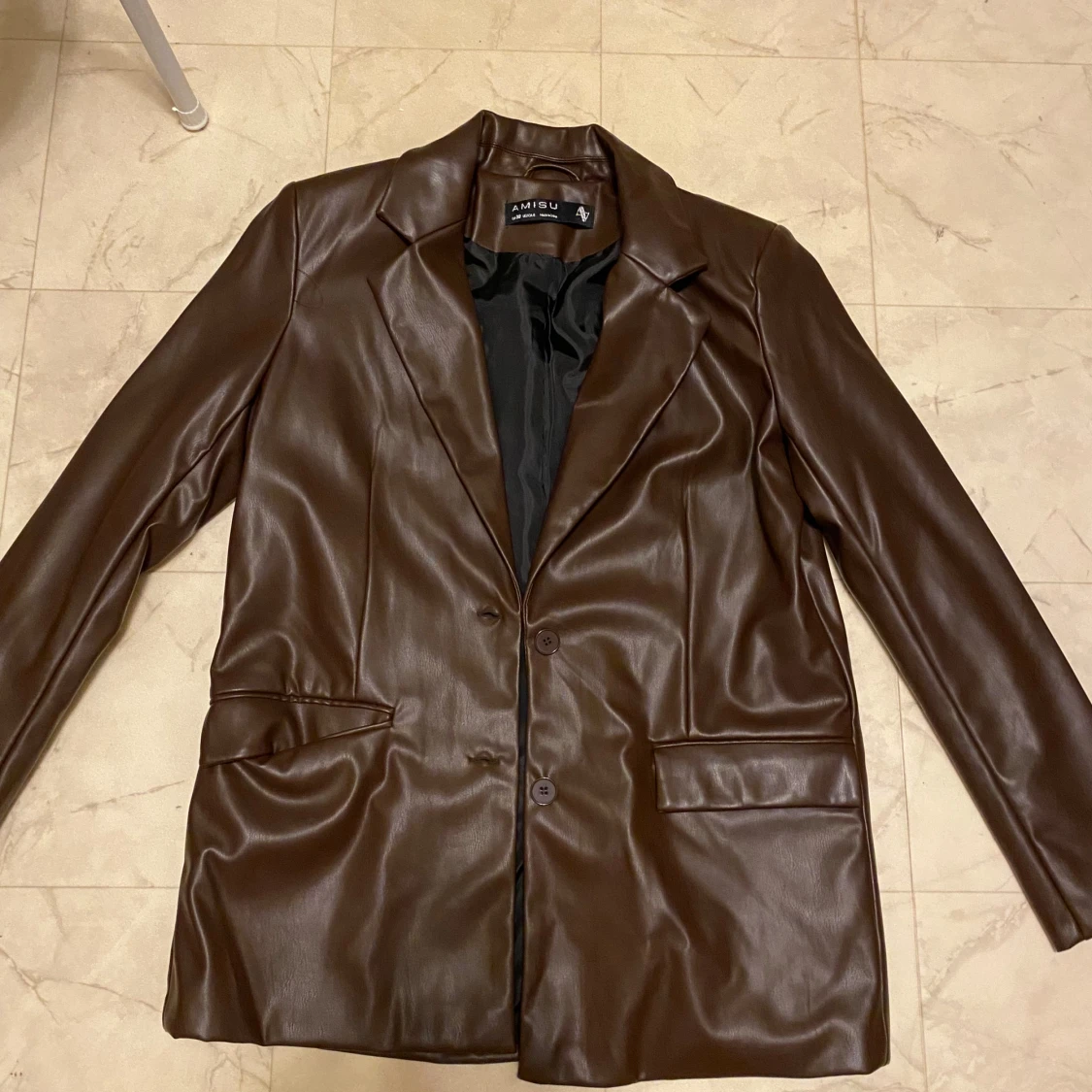 Vacker brun läder jacka 