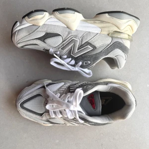 Nya New Balance 9060 - Säljer TYVÄRR ett par New Balance 9060 i färgen ”Grey”.  Skorna är endast testade hemma, aldrig använda utomhus.  Världens finaste skor men dessvärre är dom försmå. Storlek 38, men är mer som 37-37.5 ish. 