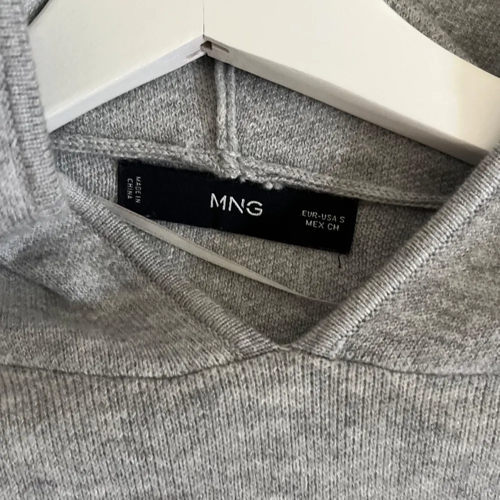 Säljer denna finstickad hoodien från mango!💕så skön o fin, köpt för 650💕. Hoodies.