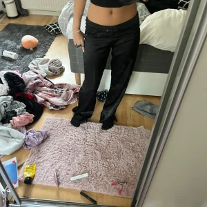 Pyjamas byxor - Snygga pyjamas byxor i silkes material lite stora på mig som är 163. Bra skick