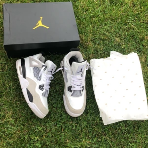 Nike Air Jordans i vit och svart - Säljer ett par snygga Nike Air Jordans i vit och svart. Skorna har en klassisk design med snörning och är i nyskick. Perfekta för både vardag och fest!