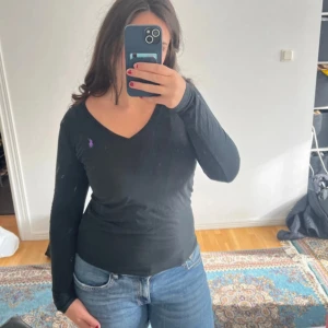 Svart ralph lauren tröja med lila märke - Otroligt fin verkligen. Endast använd 3 gånger. Är i storlek M men funkar även till S-L