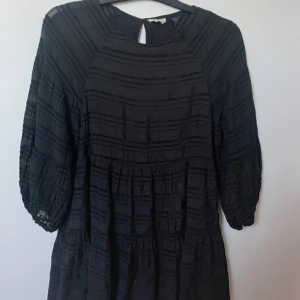 Klänning - Svart klänning i mycket bra skick. Aldrig använd bara testad🌸🌸🫶🏽💗🙌🏽
