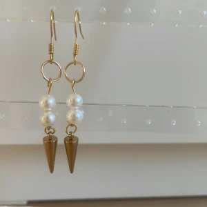 Long spiky gold!💋 - Egna gjorda örhängen! In och följ på TikTok för mer info!: adelzjewlery 😘🙌🏼