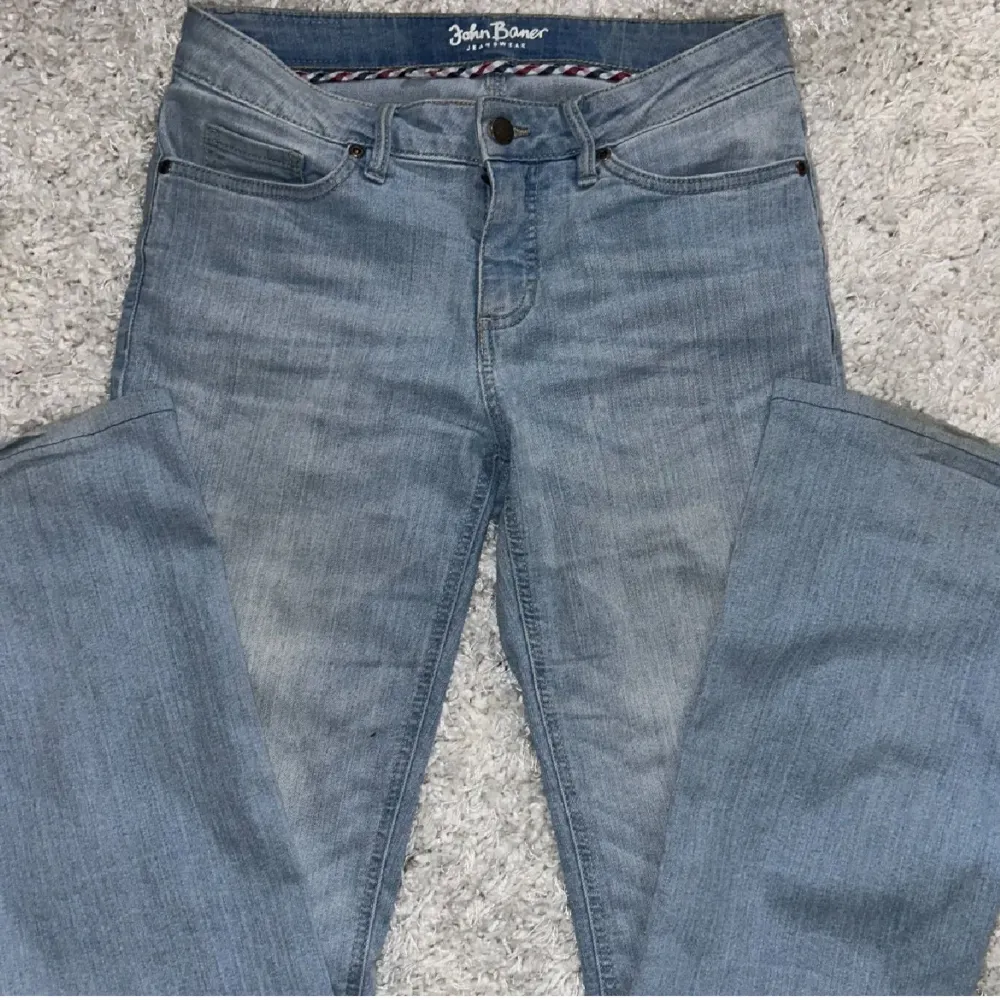 Mycket bra skick,❗️ uppsydda❗️ för att passa mig som är 171. Innerbenslängd ca 79cm. Jeans & Byxor.