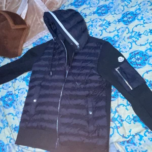 Moncler cardigan  - Äkta Moncler cardigan perfekt kvalitet använt 2 3 gånger nfc funkar på både armen och på qr code priset kan diskuteras alltid