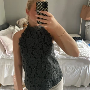 Grå Diane von Furstenberg Spetstopp - Mörkgrå spetstopp från Diane von Furstenberg. Nypris runt 1500kr men säljs inte längre. Fint skick! 💕Skriv för att få bild på äkthetsbevis!