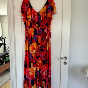 Lång sommarklänning  - Strl 48/50 är i mycket bra skick använd endast 1 gång 