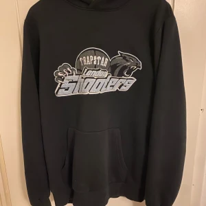 Trapstar shooters tracksuit - Trapstar shooters tracksuit i storlek L, passar M. Använd men i väldigt bra skick. Snörena på hoodien har dragits ut. 