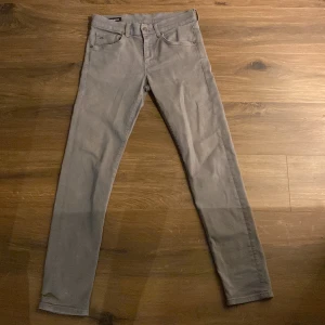 J.Lindberg jeans  - Säljer mina ljus grå J.Lindberg jeans i fint skick storlek 29/32. Efter som jag inte kan ha dem längre. Ny pris 1500 mitt pris 850. Hör gärna av er vid funderingar och frågor👍🏼😊 Pris är ej huget i sten.