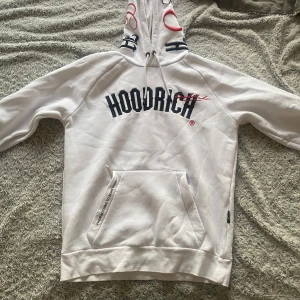 Hoodrich hoodie - Hoodie som jag knappt använt. Fin vit färg. Bra skicka, som ny. Strl M