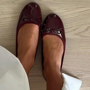 röda ballerinaskor nelly - ballerinaskor från nelly i storlek 37. anvönd ett fåtal gånger, finns litet svart märke (se sista bild).