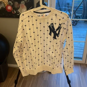 Unik champion sweatshirt  - Vit sweatshirt från champion x Mlbp Strl M Väldigt gott skick