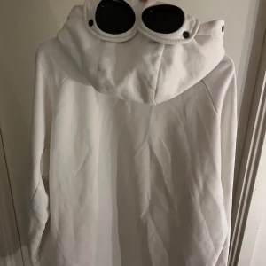 C.P company hoodie  - XL, nästan inga repor på glaset, skick 9/10, sitter som en XL ska göra, 
