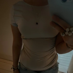 Rygglöstopp - Rygglöstopp från weekday. Jättefin och skit snygg till både fest och vardag! 💞💞Bra skick!!!! Knappt använd💫