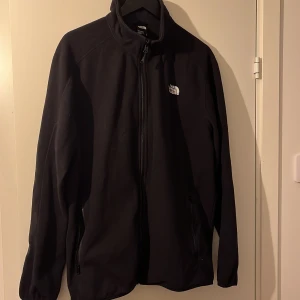 Fleece The North Face  - Svart fleecetröja med dragkedja från The North Face.  Storlek XL  Knappt använd och därför superfint skick 