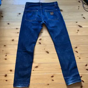 Tja! Säljer nu de här asfeta carhartt jeansen för de inte passade mig😢De är i en fin blå färg och är autentiska🔵De är i storlek 34 x 34 och kommer passa perfekt till hösten🍁 Hör av dig vid frågor🙏