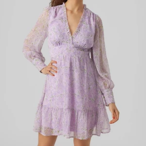 Vero Moda sommarklänning💜 - Säljer denna jättefina sommarklänning💕 köpt för 600kr använd en gång och inga tecken för slitage ( skriv för frågor)🥰 pris kan diskuteras