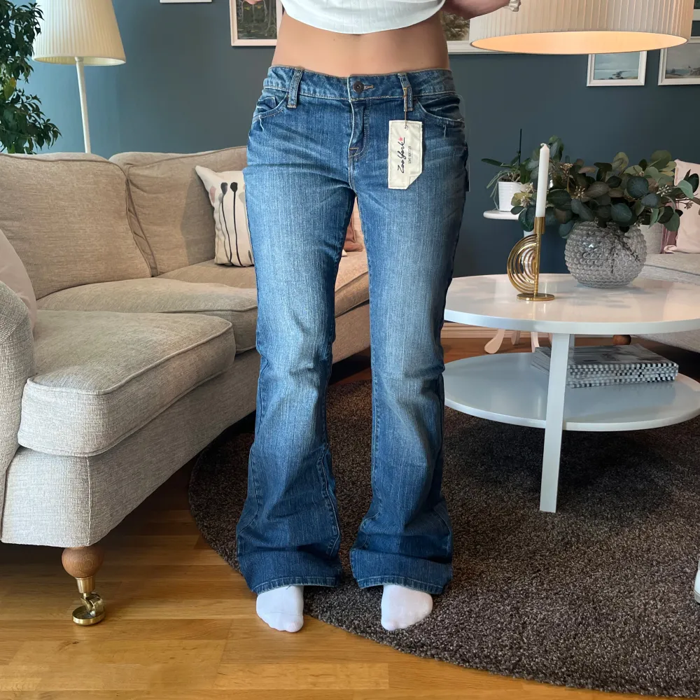 Snygga lågmidjade jeans. Oanvänd med lappar kvar 💖💖storlek 7 vilket motsvarar s/m, jag på bilden bär vanligtvis 36. Jeans & Byxor.