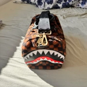 Sprayground bag - Har knappt använt det kvitto finns köpte den för 2199kr