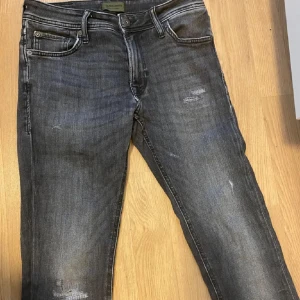 Jack and Jones jeans grå med slitningar  - Nysick Jack and Jones jeans i mörkgrå med slitningar passar bra till hösten🍁 Storlek 30/34 och är  skinny och nypris ligger runt 800 och säljer för 250 eftersom jag inte använder det längre