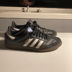 SAMBA - Svarta sambas i 7,5/10 skick. Storlek 45 1/3. Endast två minimala defekter  som visas på bilderna. Använda ca 2 ggr per vecka i en månad. Säljer eftersom de har blivit för små.