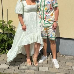 Ljusgrön klänning  - Den finaste (!!!) klänningen någonsin från By Malina. Skriv om ni vill ha fler bilder eller mått osv.   Ordinarie pris: 4.839kr  Använd 1 gång.