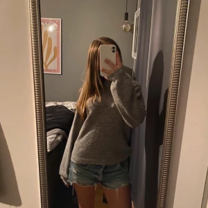 Grå stickad tröja  - Grå stickad tröja 