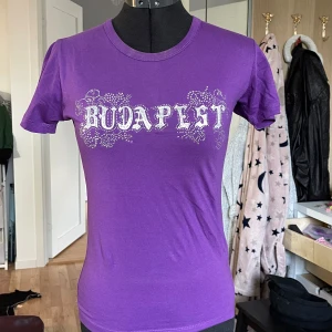 lila tröja - lila rhinestonetröja köpt på en souvenirbutik i budapest, aldrig använd!  längd: 56,5 cm